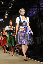 zuvor präsentierten sich die Kandidatinnen auf dem Laufsteg in der Schrannenhalle (Foto. Ingrid Grossmann)